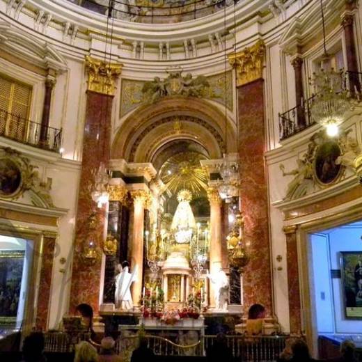 Базилика Святой Девы - Basílica de la Virgen de los Desamparados, покровительницы Валенсии.
