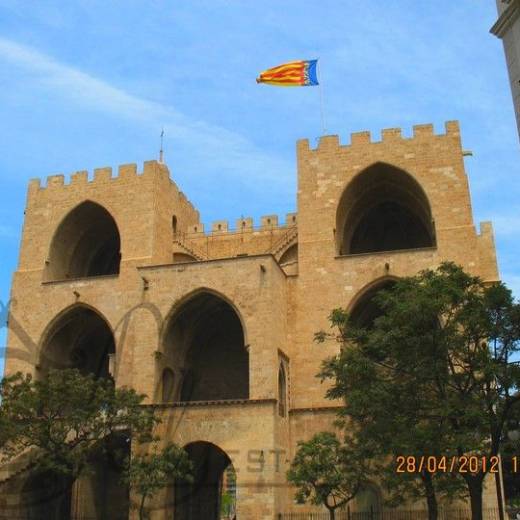 Дворец Generalitat Valenciana, башни Torres de Serranos и завершение прогулки по Валенсии.