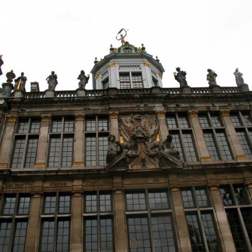 Другие исторические дома на площади Гран Пляс в Брюсселе.
