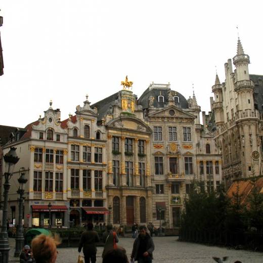 Другие исторические дома на площади Гран Пляс в Брюсселе.