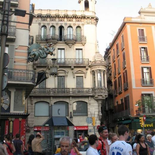Дом Casa Bruno Quadros (с драконом) на бульваре Рамбла в Барселоне.