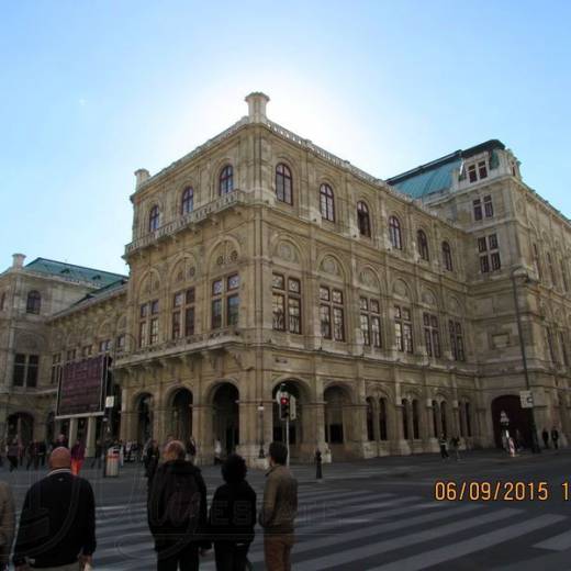 Снаружи Венской государственной Оперы.
