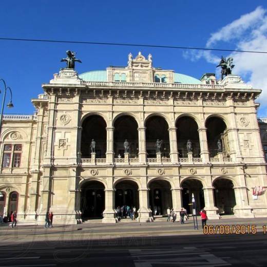 Снаружи Венской государственной Оперы.