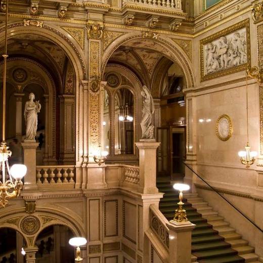 Внутри Венской государственной Оперы.