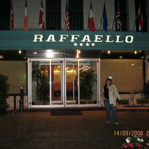 Отель Raffaello наш первый отель в Милане.