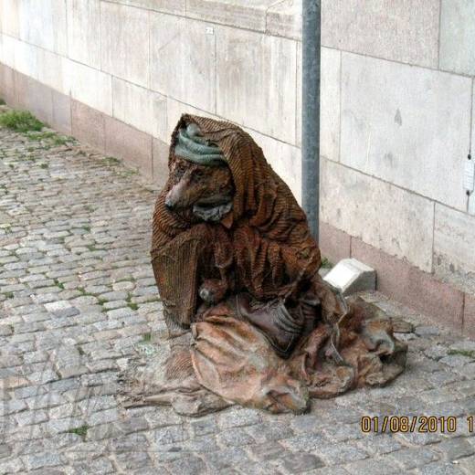Скульптура Бездомной Лисы Лауры Форд.