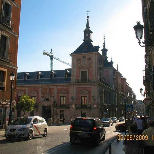 Площадь Пласа-де-ла-Вилья дворец и башня Луханес