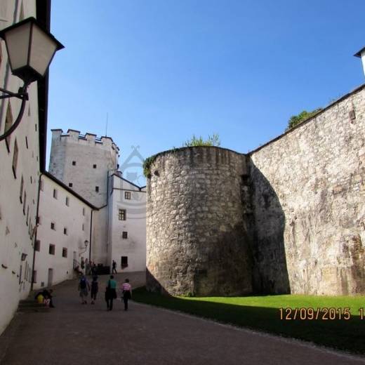 По периметру стен замка Хоэнзальцбург.