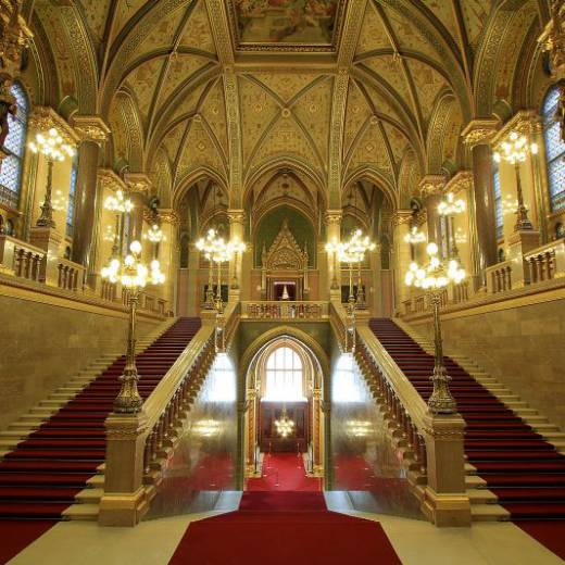 Архитектура и интерьеры Парламента Венгрии.