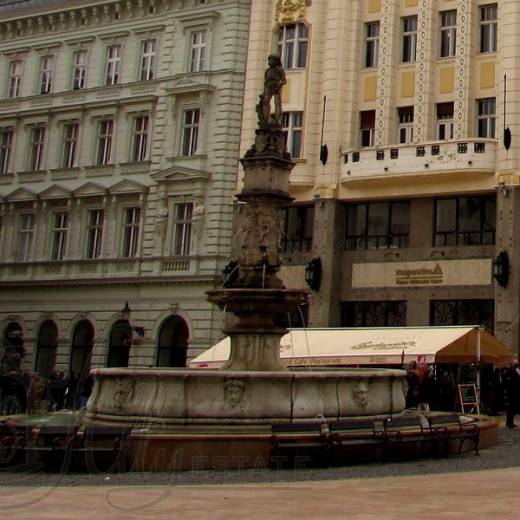 Фонтан Роланда (Rollandova fontána) на Главной площади Братиславы.