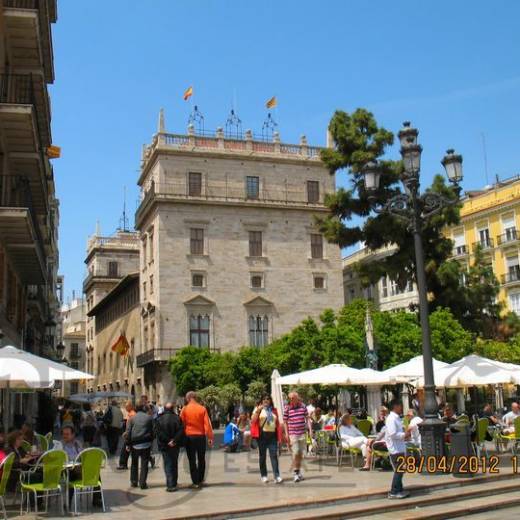 Дворец Generalitat Valenciana, башни Torres de Serranos и завершение прогулки по Валенсии.