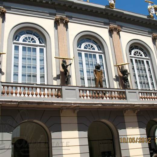 Фасад Театра-Музея Дали со стороны площади Гала-Сальвадор Дали.