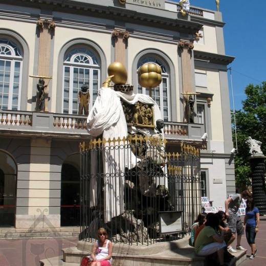 Памятник Дали каталонскому философу Франсеску Пужольсу.