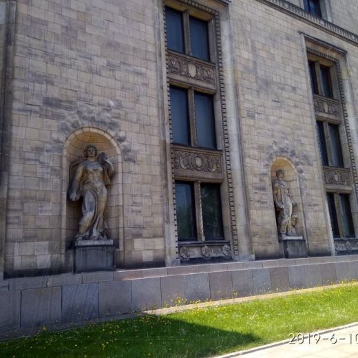 Скульптуры Дворца культуры и науки в Варшаве
