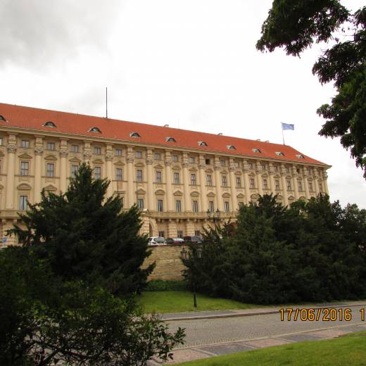 Чернинский дворец на Лоретанской площади в Праге.