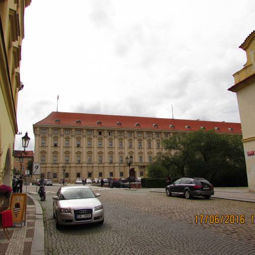Чернинский дворец на Лоретанской площади в Праге.