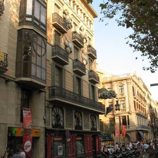 Дом Casa Bruno Quadros (с драконом) на бульваре Рамбла в Барселоне.