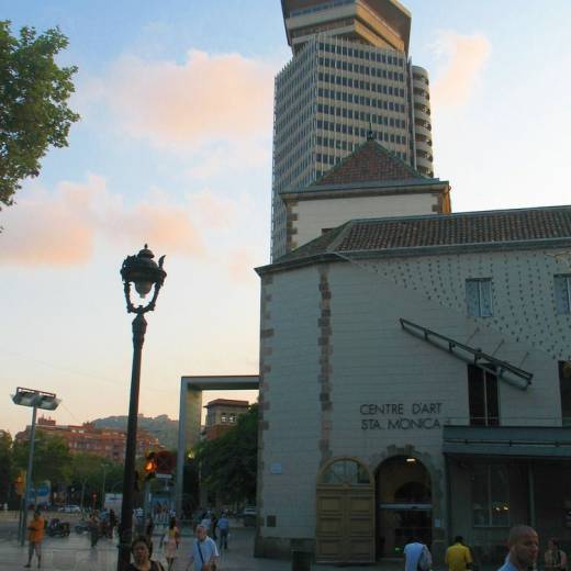 Рамбла Санта Моника в Барселоне.