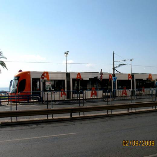 Трамвай рядом с пляжем Playa Postiguet, Аликанте.