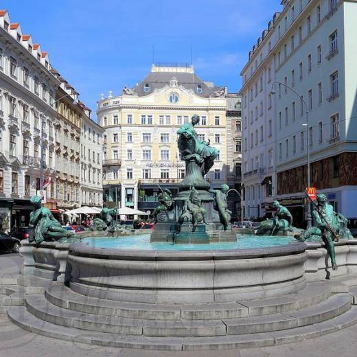 Фонтан Доннербрюннен (Donnerbrunnen) в Вене.