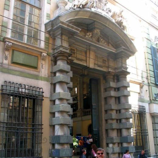 Памятник Христофору Колумбу в Генуе.