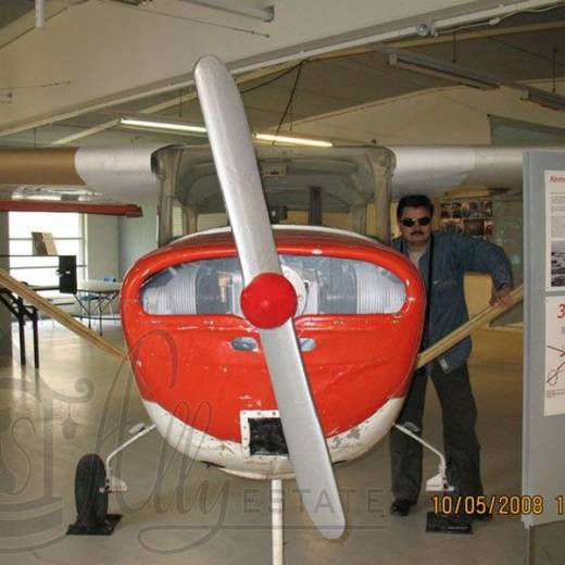 Зал гражданских самолетов в экспозиции музея авиации Финляндии
