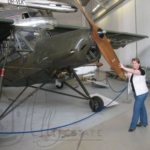 Зал гражданских самолетов в экспозиции музея авиации Финляндии