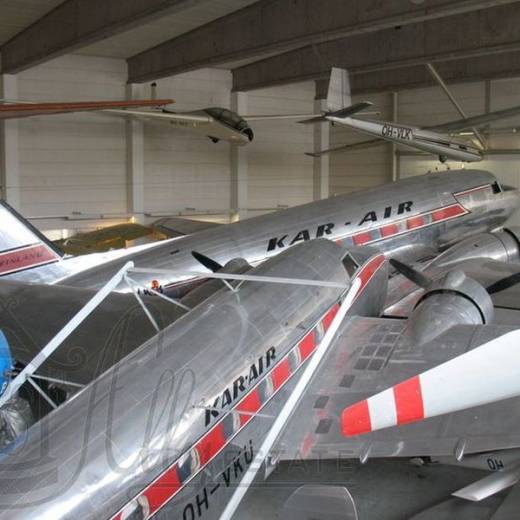 Зал гражданских самолетов в экспозиции музея авиации Финляндии. Продолжение