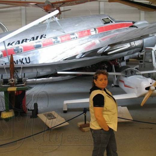 Зал гражданских самолетов в экспозиции музея авиации Финляндии. Продолжение