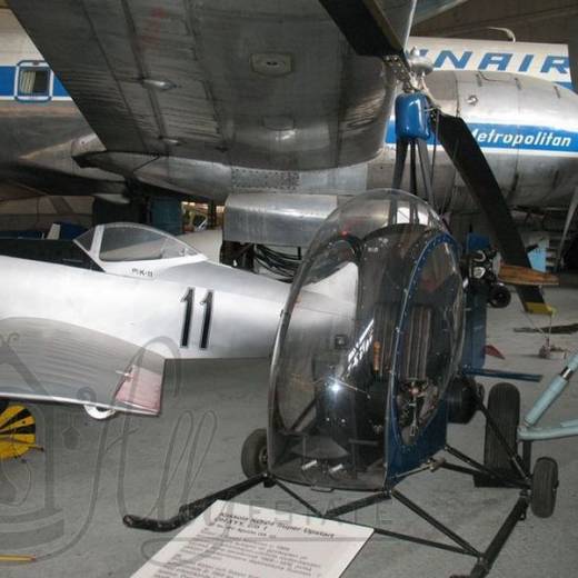 Вертолеты в экспозиции Зала гражданских самолетов музея авиации Финляндии