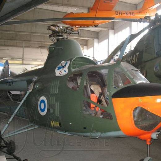 Вертолеты в экспозиции Зала гражданских самолетов музея авиации Финляндии