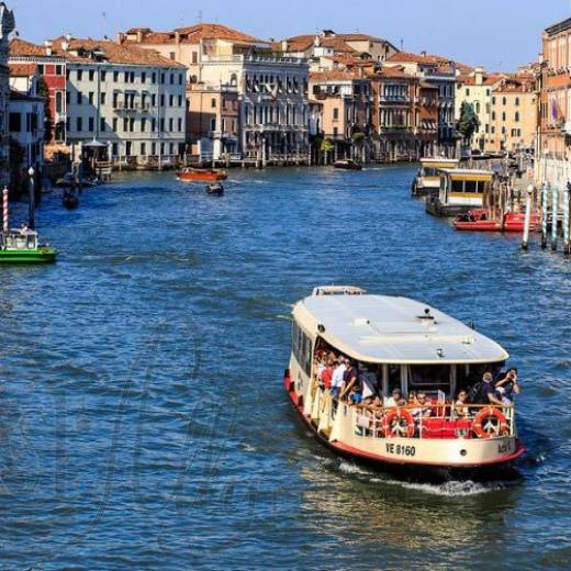 Теплоходы "вапоретто" - общественный транспорт Венеции.