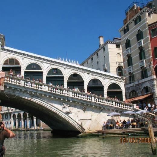 Мост Риальто через Большой Канал Венеции.