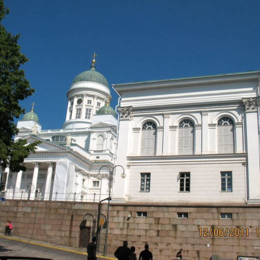 Лестница перед собором и памятник Александру II