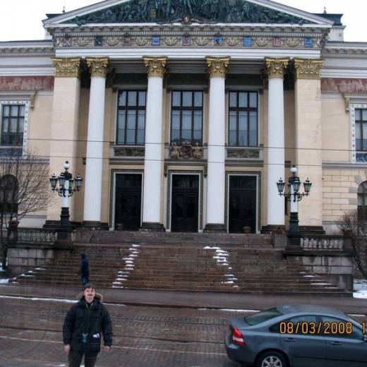 Лестница перед собором и памятник Александру II