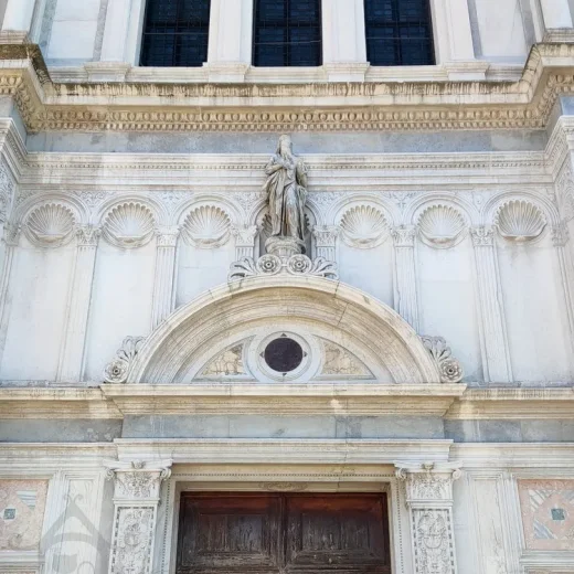 Фасад и портал церкви Сан-Закария