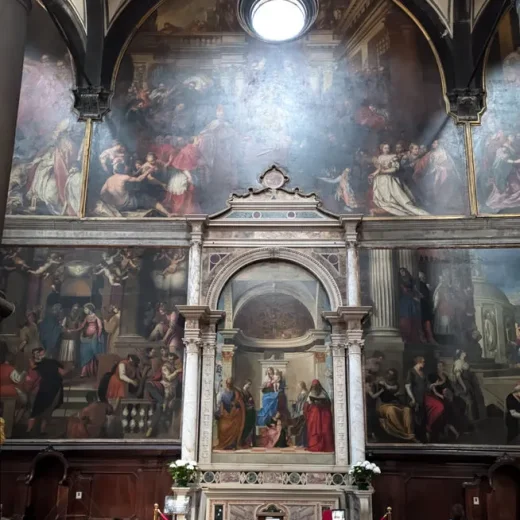 Интерьер основного помещения церкви Сан-Закария