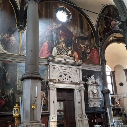 Интерьер основного помещения церкви Сан-Закария