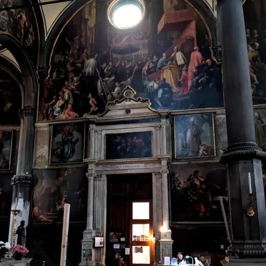 Интерьер основного помещения церкви Сан-Закария