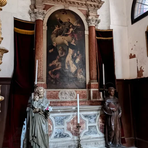 Общий интерьер церкви Сан-Джиовани ин Брагора