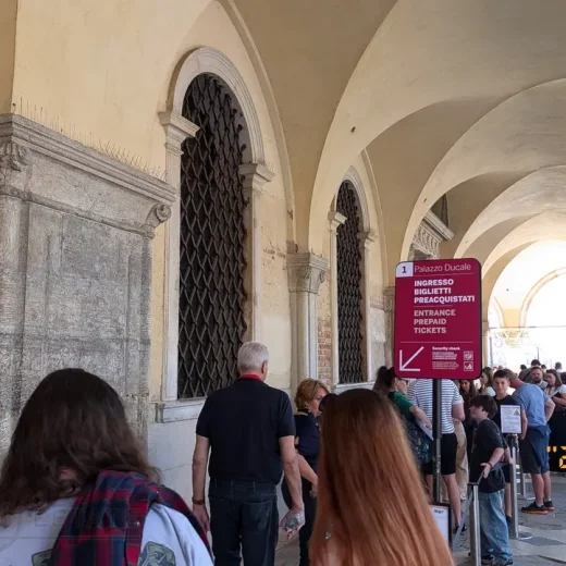 Начало осмотра Дворца Дожей Венеции