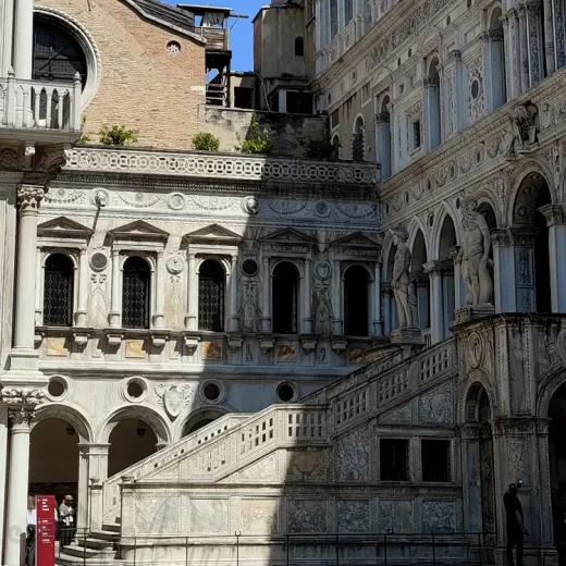 Во внутреннем дворе Дворца Дожей Венеции