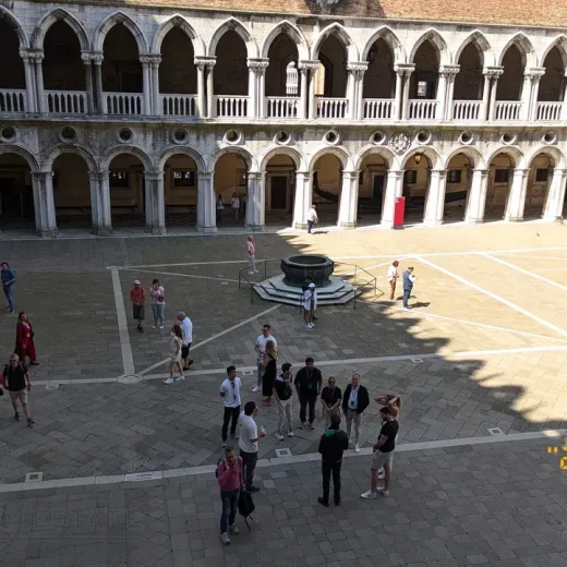 Во внутреннем дворе Дворца Дожей Венеции
