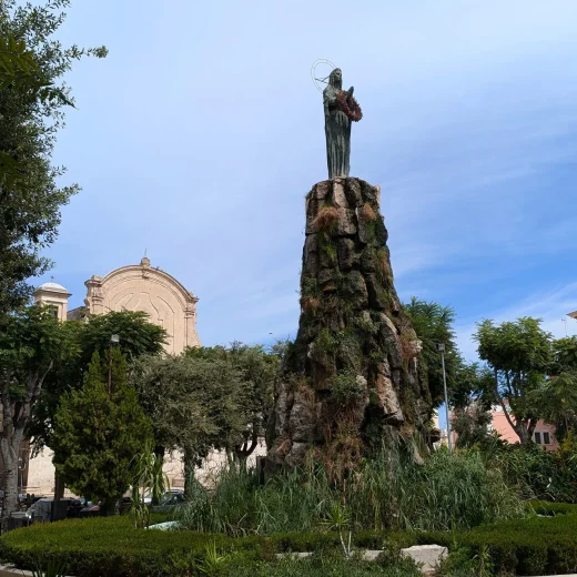 Статуя Мадонны на площади Плебисцито