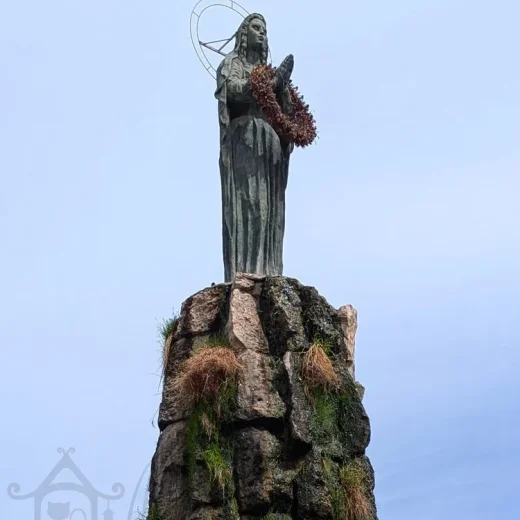 Статуя Мадонны на площади Плебисцито