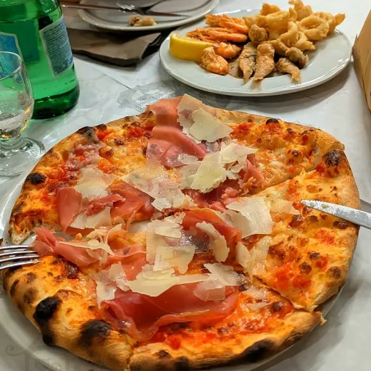 Пиццерия Ресторан Saraceni на площади Плебисцито