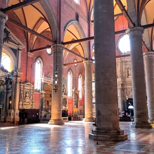 В интерьерах Базилики Санти-Джованни-э-Паоло