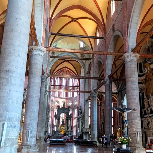 В интерьерах Базилики Санти-Джованни-э-Паоло