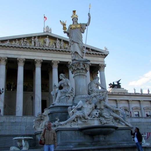 Фонтан Афины Паллады перед Парламентом Австрии