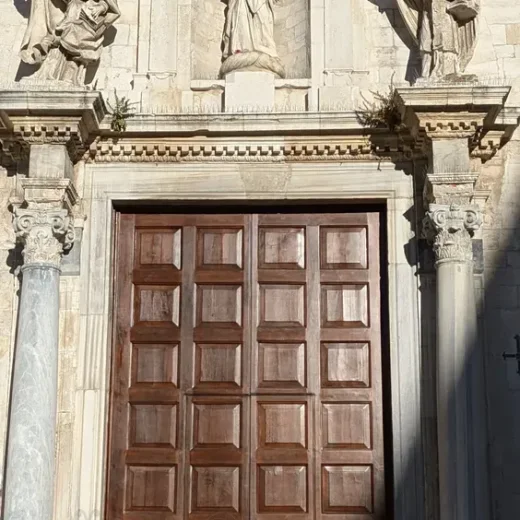 Снаружи Кафедрального собора Бари